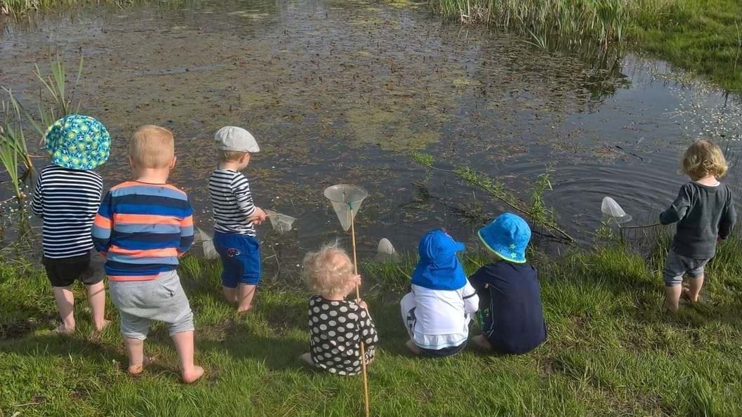 Billede af børn, som fisker i vandhul.